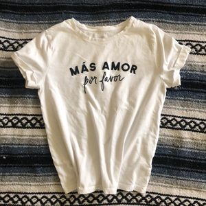 Más amor por favor white tee